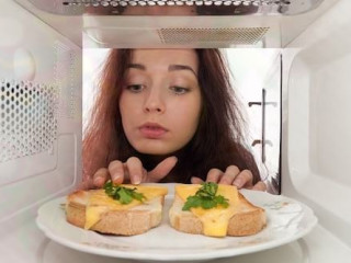 Lò vi sóng vẫn chạy nhưng không nóng sửa thế nào?