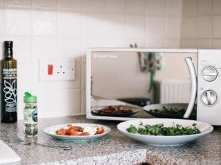 Cách sử dụng lò vi sóng hâm nóng thức ăn nhanh và an toàn