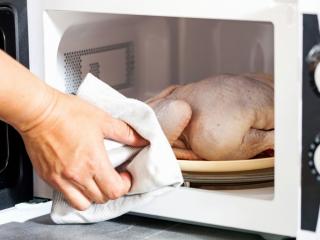 Cách giã đông bằng lò vi sóng giữ được dưỡng chất