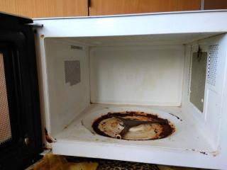 Nguy hiểm lò vi sóng bị thủng đáy và cách khắc phục