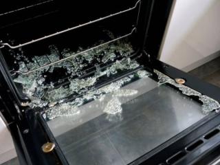 Hướng dẫn xử lý lò nướng bị vỡ kính an toàn tại nhà