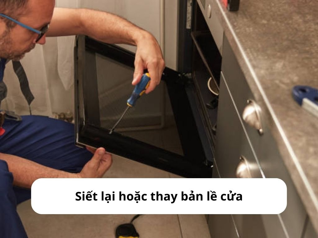 Siết lại hoặc thay bản lề cửa